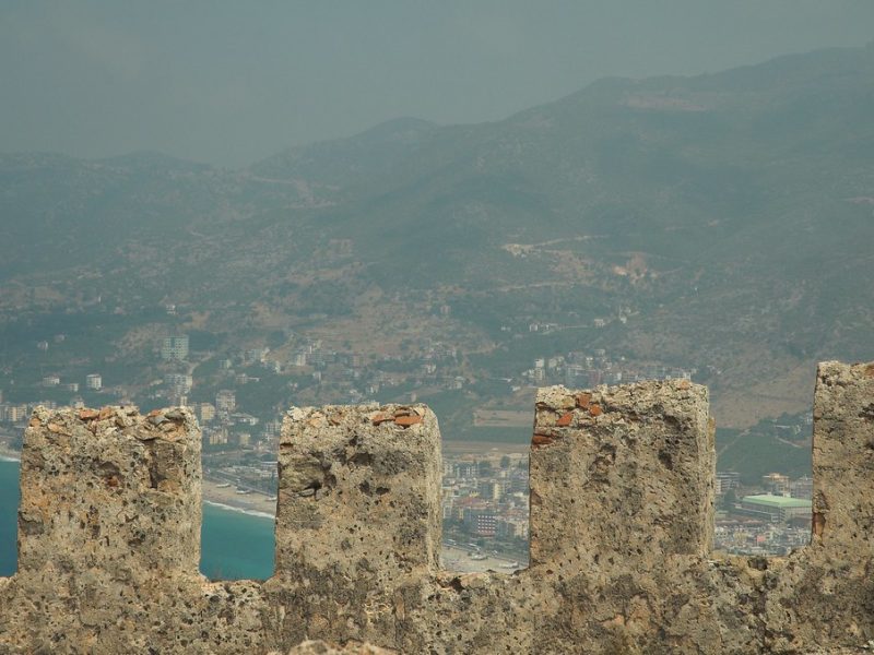 Alanya Kalesi’nin denize uzanan yarımada üzerindeki surları