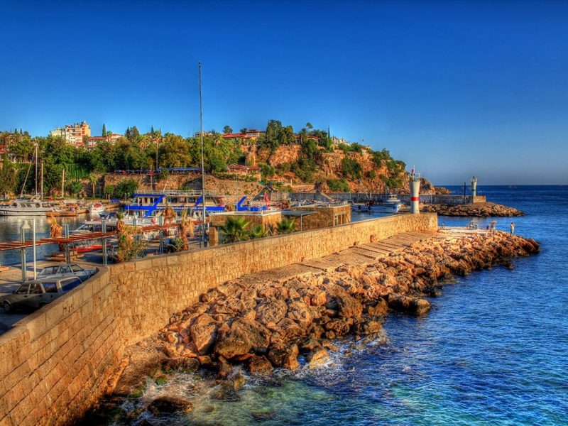 Antalya Kaleiçi’nin Roma dönemi limanı ve dalgakıranı, arkada eski şehir